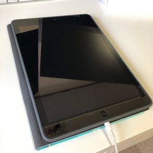 iPad Air + WIFI (1st Gen) 16GB | + Logitech Bluetooth Keyboard!